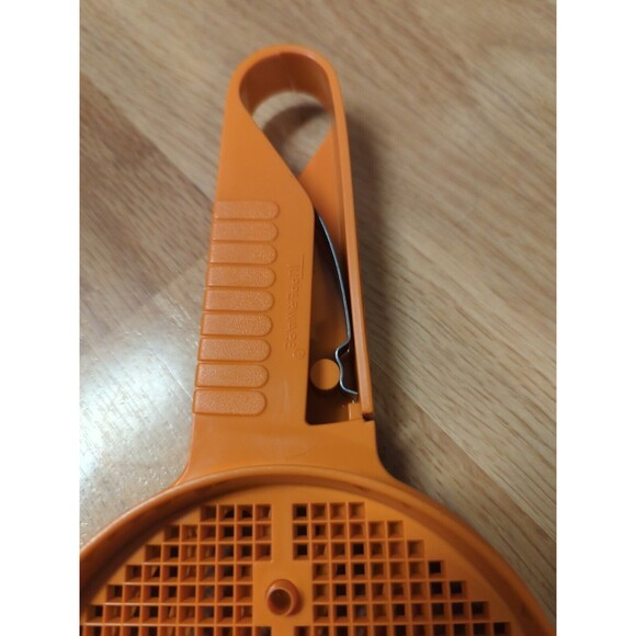 Tupperware Sift-It Sifter Flour Powder Sugar Orange Plastic Vintage - Picture 4 of 8